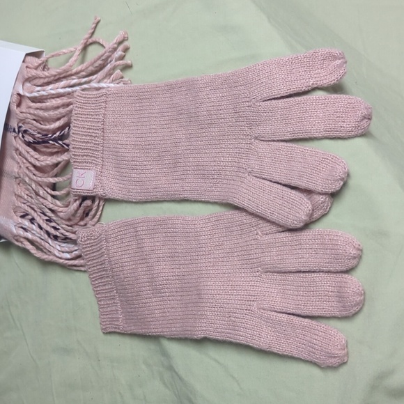 **Perfect for Christmas** New Calvin Klein 2Pc Muffler Scarf & Touch Glove Set - Picture 3 of 6